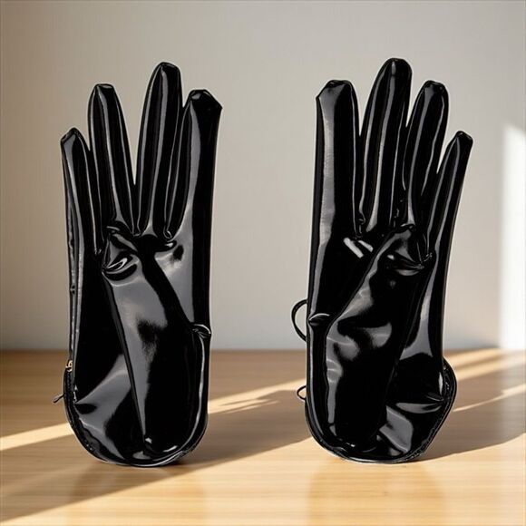 Gucci NWT Glossy Black Patent Leather Gloves - Picture 2 of 2